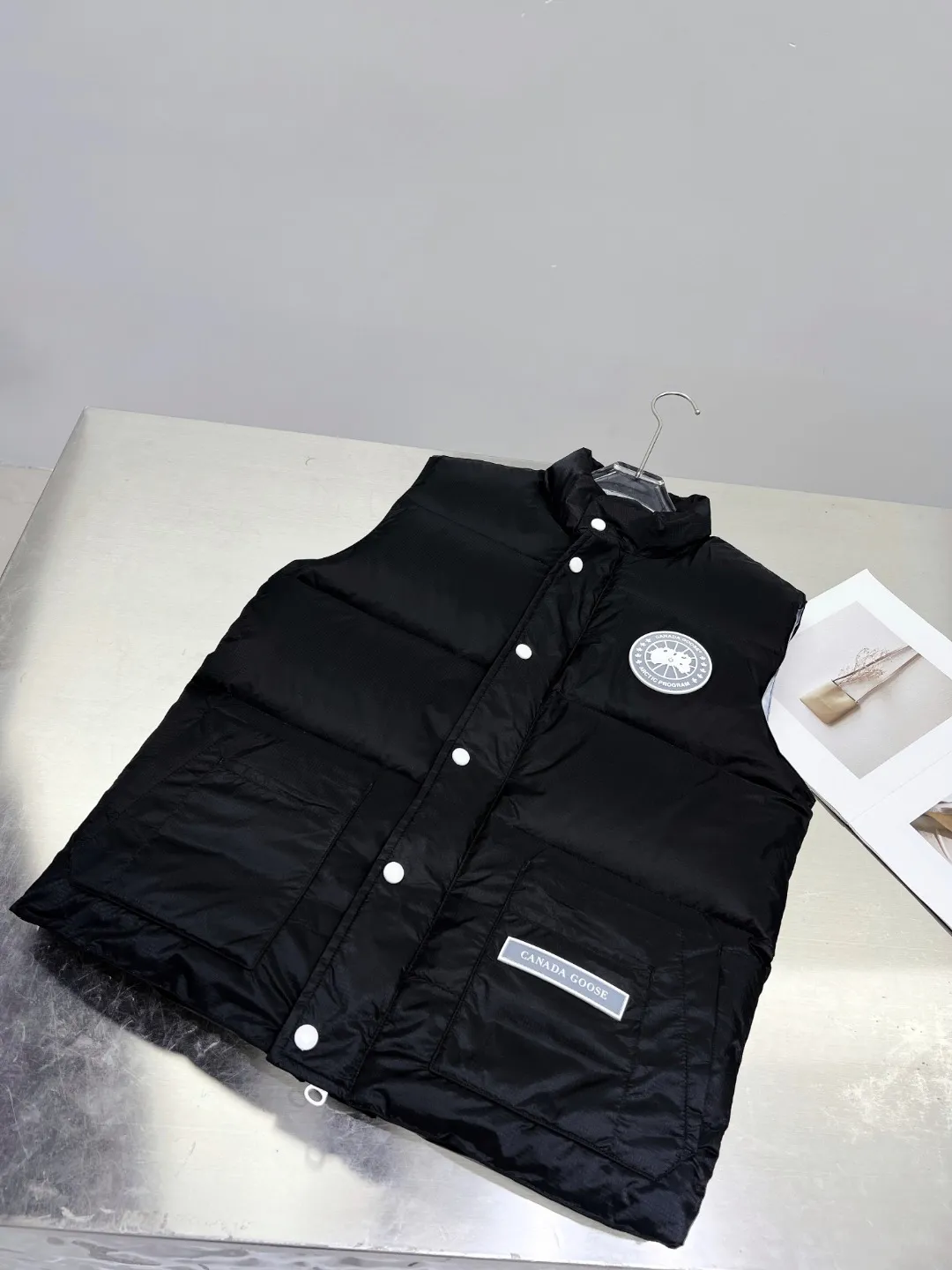 P480 𝗖𝗔𝗡𝗔𝗗𝗔 𝗚𝗢𝗢𝗦𝗘/Canada Goose White Label Glacier Vest Down Jacket Freestyle Vest THEICON This excellent down-filled vest can be freely layered with a variety of clothes, making it a favorite during the changing seasons. It's classic, versatile and provides excellent warmth. The Northern Lights capsule collection is reimagined in rich tones inspired by the stunning colors of Canada's north. The Glacial Haze capsule collection is revamped with a striking and layered color palette that evokes the feeling of being caught in the mist surrounding icebergs and glaciers. The top original replica version refers to the highest version in China (there is no one) (it is a piece of craftsmanship to make a piece of clothing that is ZP when placed in the counter) 1⃣ Made of original custom-made double plain 9500-100% nylon nylon fabric, windproof, waterproof and stain-resistant 2⃣ Filled with national standard Guangzhou Inspection white duck down, the amount of down is more than twice that of ordinary goods.  3⃣The zipper is customized from Yoshida YKK factory, with clear engraving and perfect and smooth texture. 4⃣Collar label, armband, back label, hangtag, complete anti-counterfeiting mark. Color: black, white, mood blue, melted water blue, graphite gray, purple. Size: XS S M L XL XXL